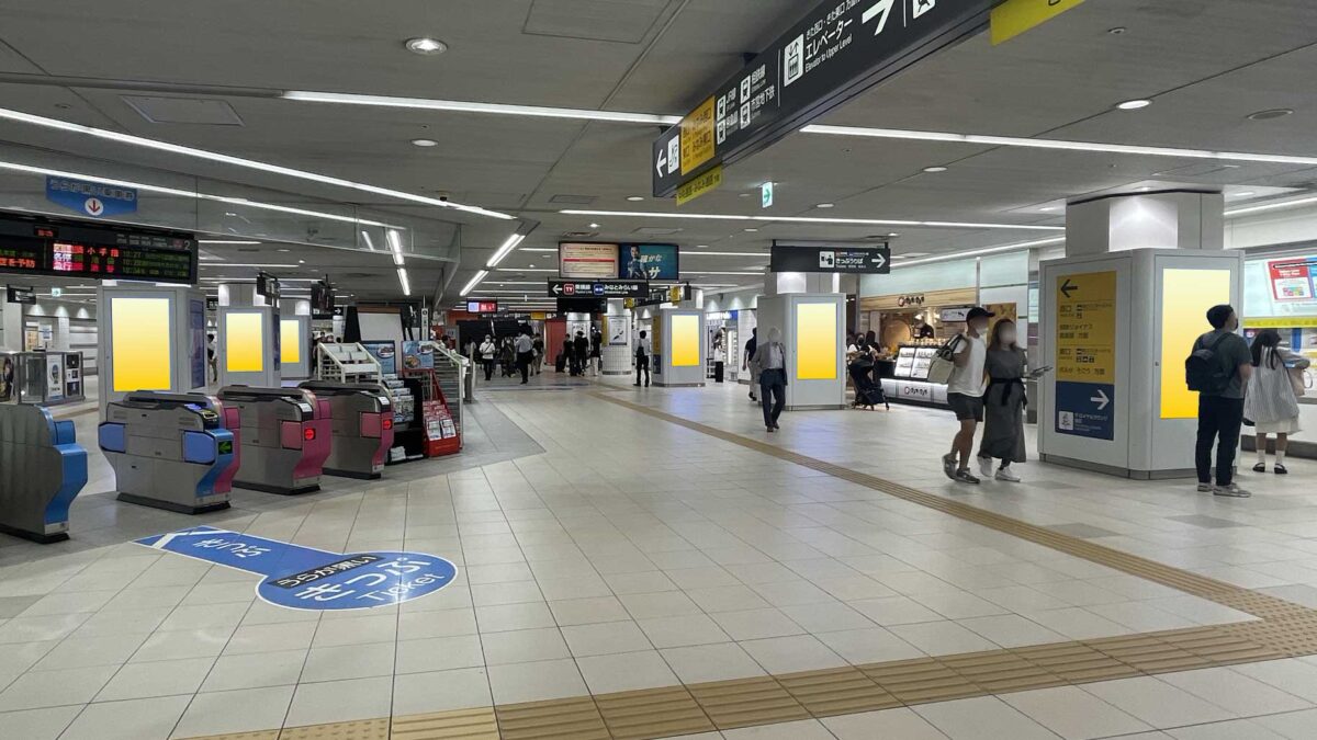 東急東横線　横浜駅　TOQサイネージピラー